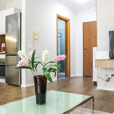 Scandi Charm Two-bedroom With Front Sea View Apartment