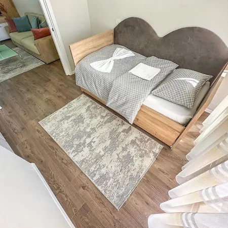 Scandi Charm Two-bedroom With Front Sea View Apartment