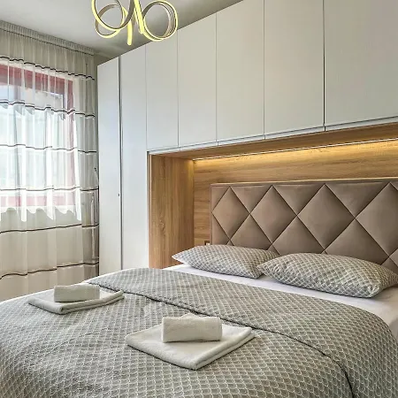 Scandi Charm Two-bedroom With Front Sea View Apartment